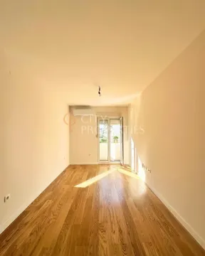 Prazna soba sa drvenim podom i izlazom na terasu. - image 10