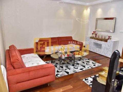 Izdavanje, četvorosoban stan, 140m², Centar, Podgorica - image 2