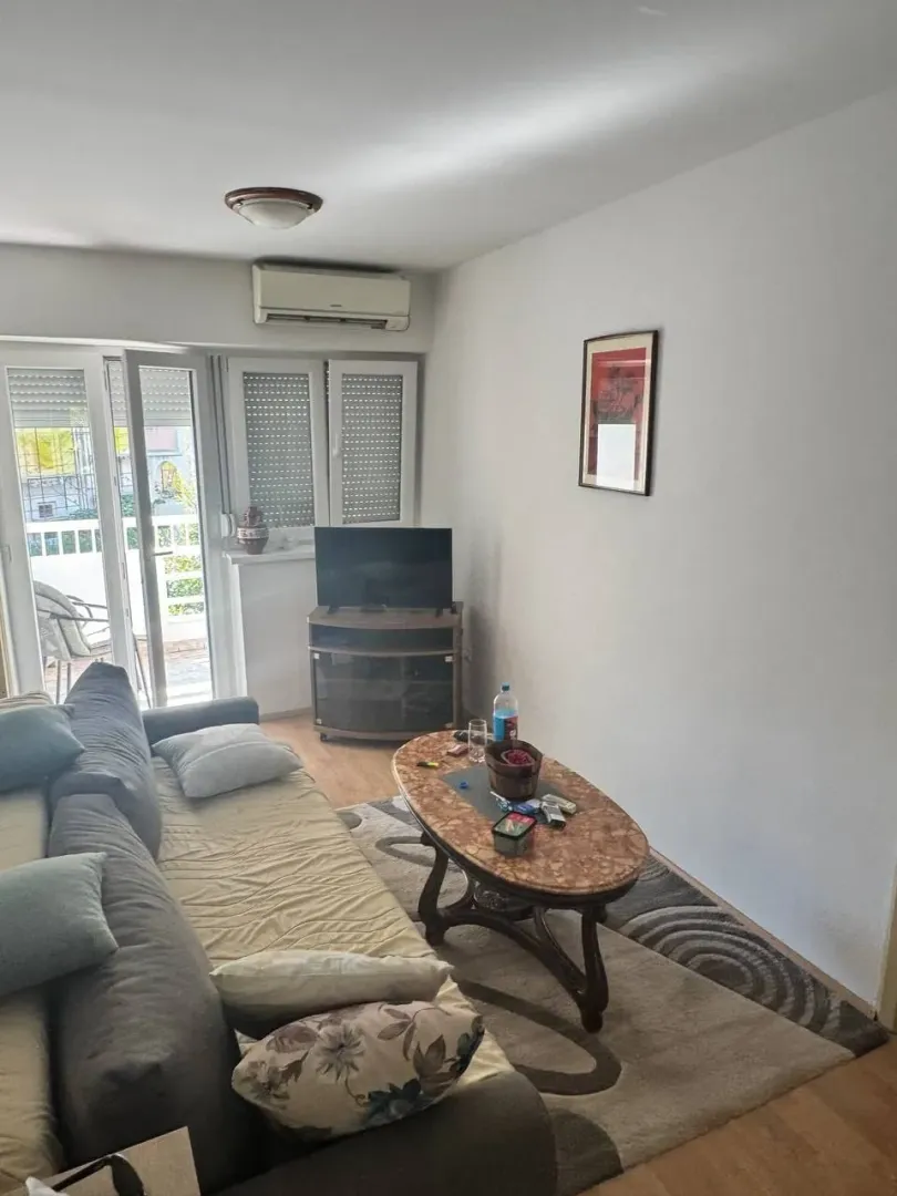 Living room with sofa, coffee table and access to the terrace.