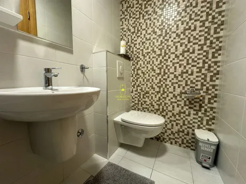 Moderno opremljeno kupatilo sa umivaonikom i WC šoljom. - image 7