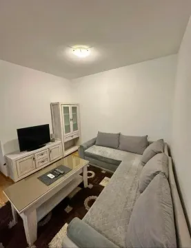 Dnevna soba sa ugaonom garniturom, stočićem i televizorom. - image 2