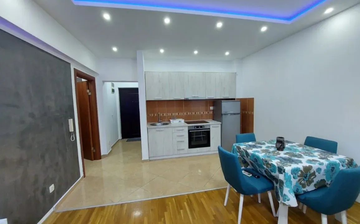 Izdavanje, jednosoban stan, 52m², Centar, Bar