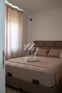 Spavaća soba sa bračnim krevetom i prozorom sa zavesama. - image 5