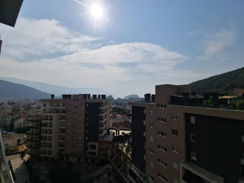 Pogled sa terase na okolne stambene zgrade i brda u pozadini. - image 6