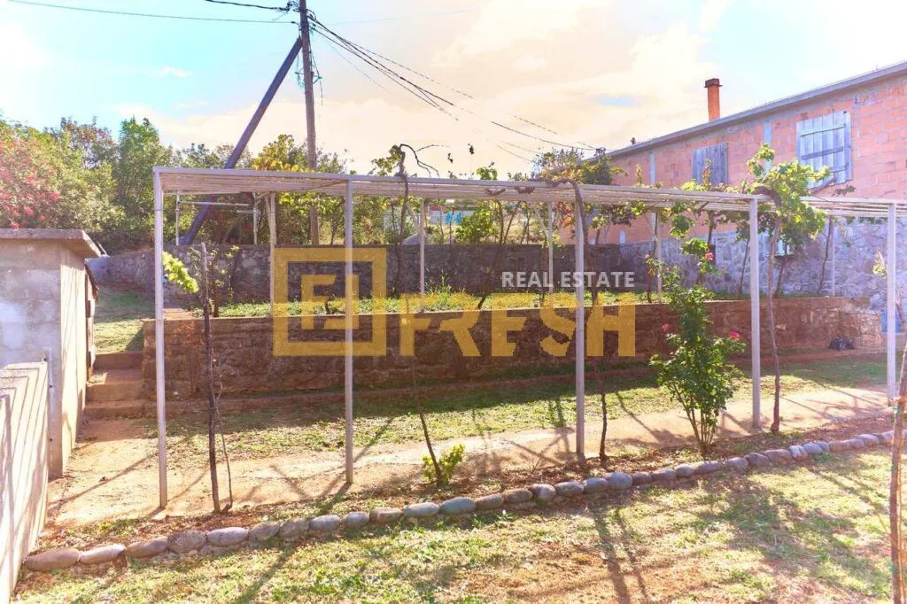 Sale, house, 190m², Kakaricka Gora, Podgorica