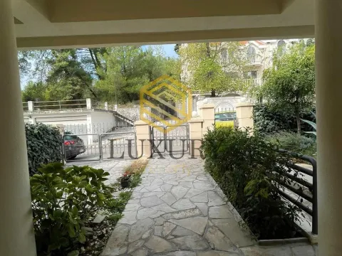 Izdavanje, kuća, 280m², Centar, Podgorica - image 10