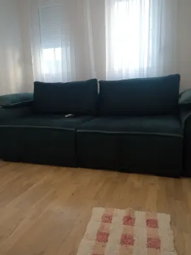 Dnevna soba sa tamnozelenom garniturom i prozorima. - image 5