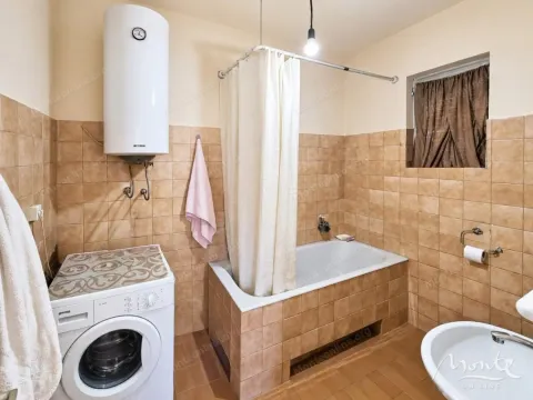 Kupatilo obloženo keramičkim pločicama sa kadom, veš mašinom i bojlerom. - image 6