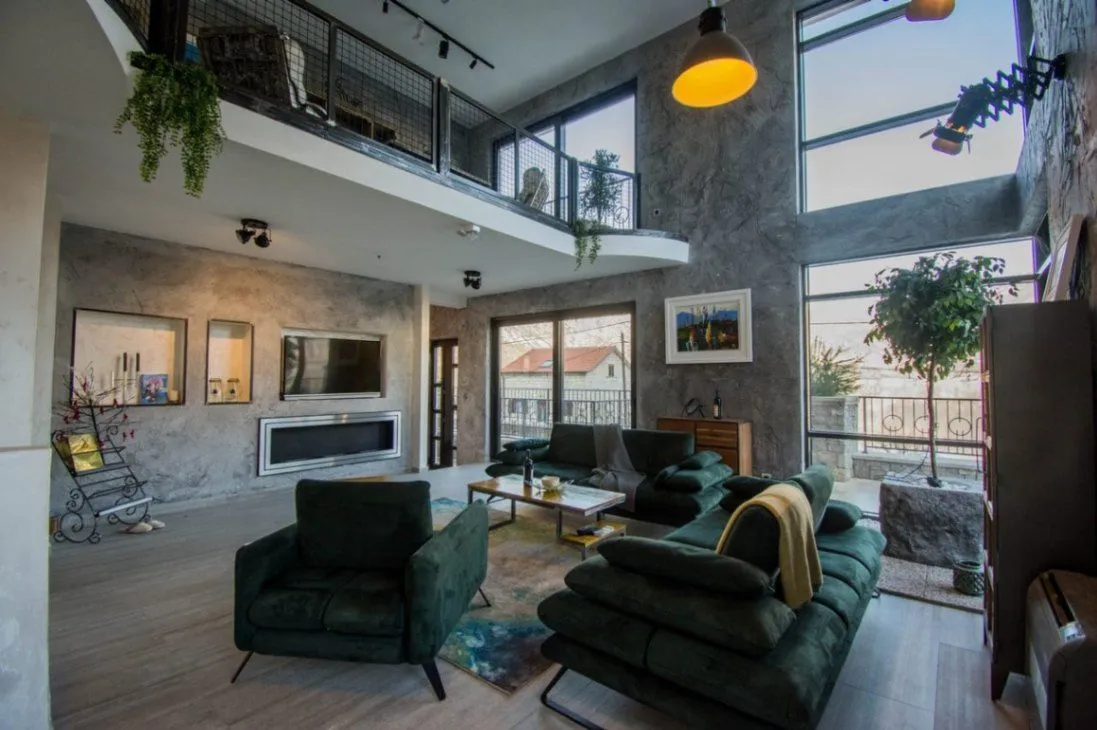 Izdavanje, kuća, 300m², Kostanjica, Kotor