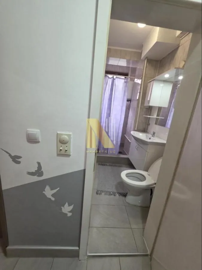 Pogled iz hodnika na kupatilo sa sanitarijama.