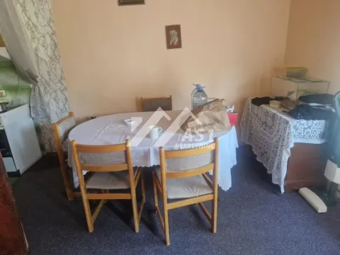 Trpezarija sa stolom i stolicama. - image 6