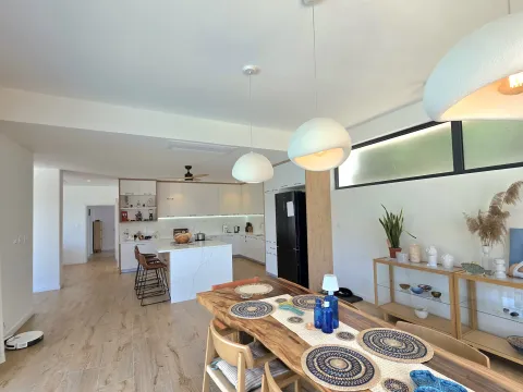 Otvoreni prostor sa kuhinjom, trpezarijom i modernim namještajem. - image 9