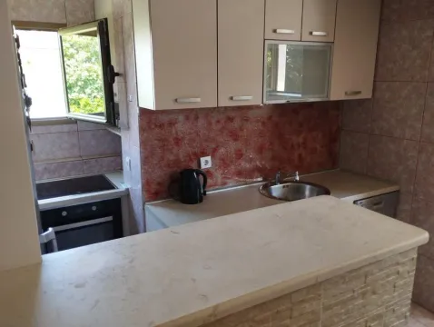 Small kitchen with countertops and wall cabinets. - image 7