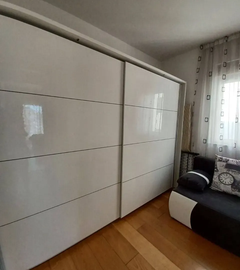 Izdavanje, trosoban stan, 103m², Centar, Budva