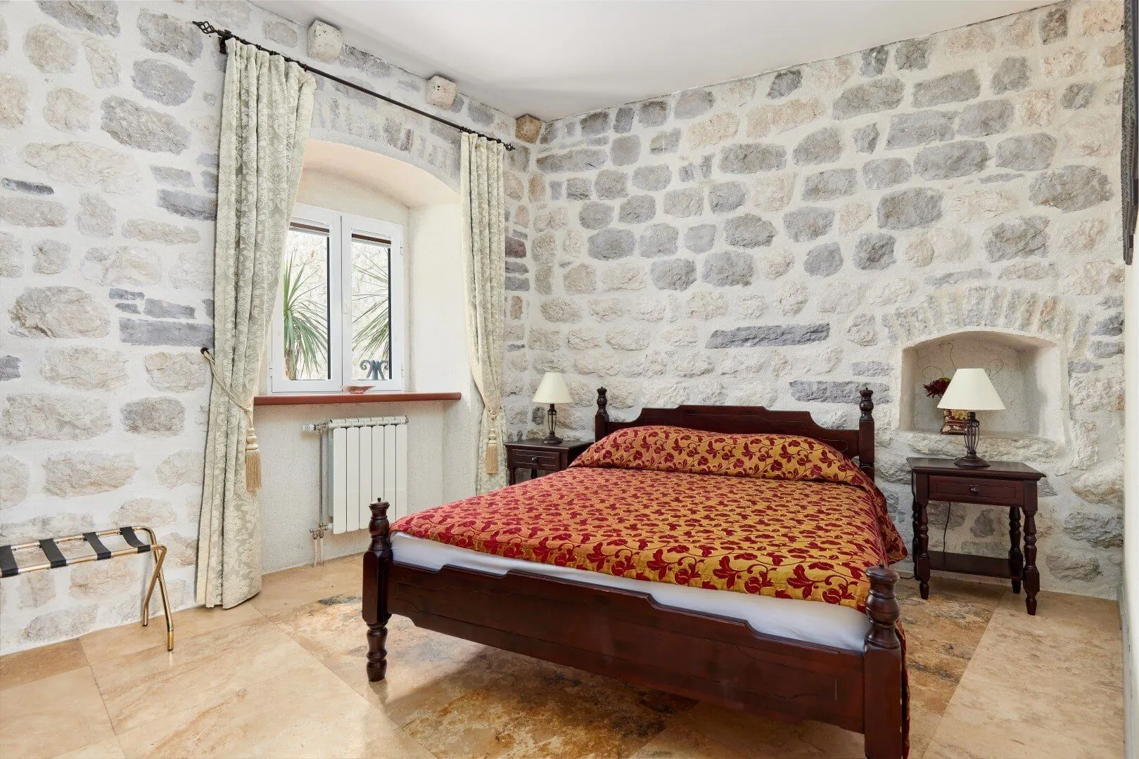 Rent, house, 2117m², Kotor, Crna Gora