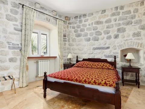 Rent, house, 2117m², Kotor, Crna Gora - image 26