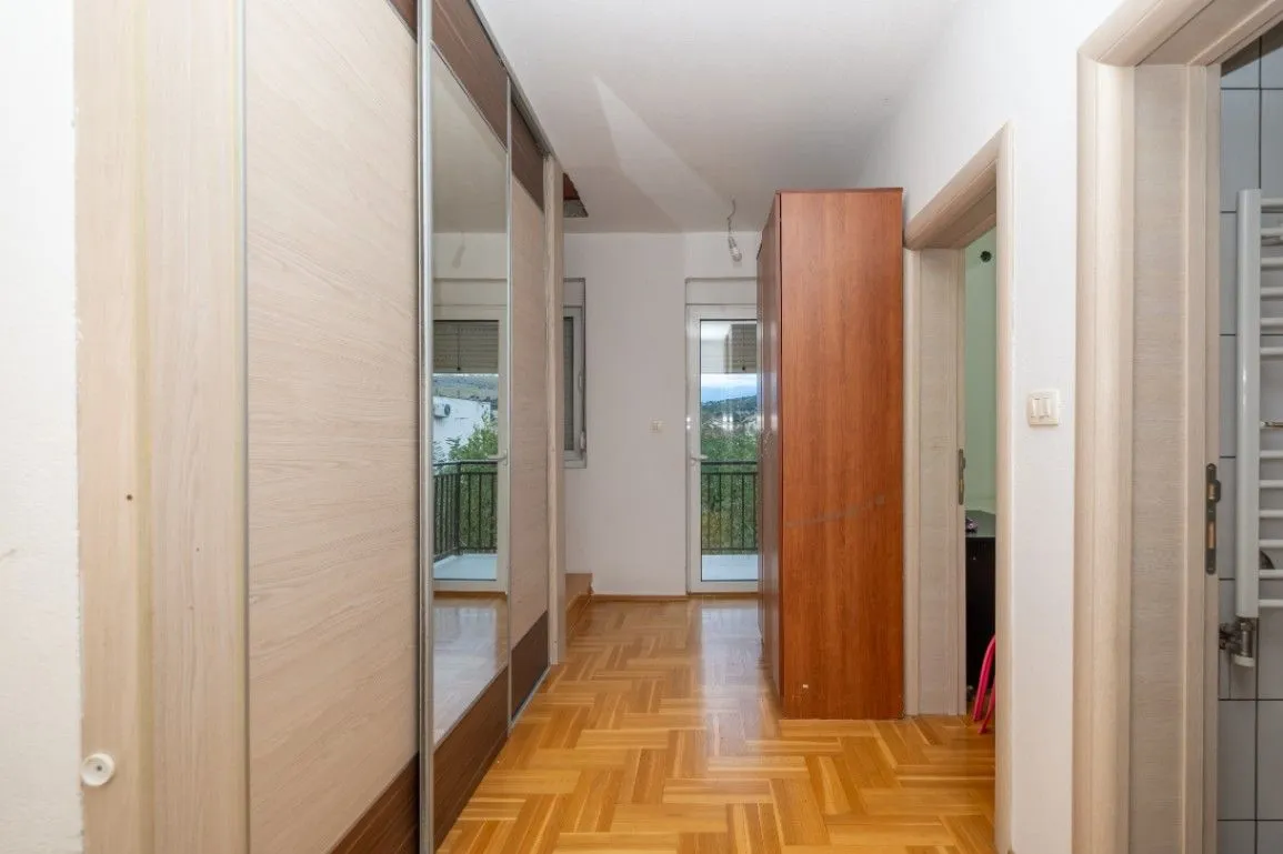 Izdavanje, kuća, 220m², Tološi, Podgorica