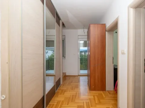 Izdavanje, kuća, 220m², Tološi, Podgorica - image 4