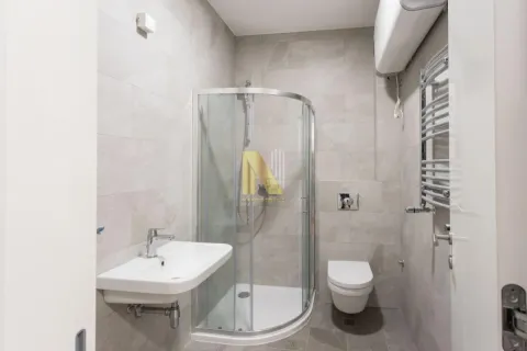 Moderno kupatilo sa tuš kabinom, umivaonikom i toaletom u sivoj keramici. - image 10