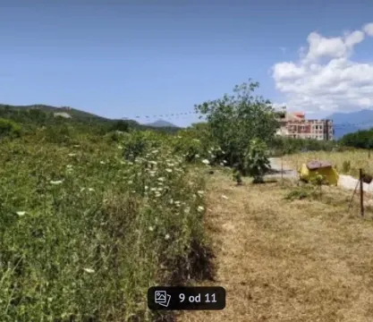 Pogled na plac i okolno zelenilo. - image 4