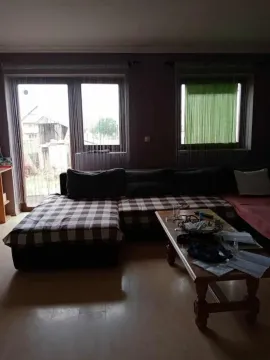 Dnevna soba sa ugaonom garniturom i stočićem pored prozora. - image 15