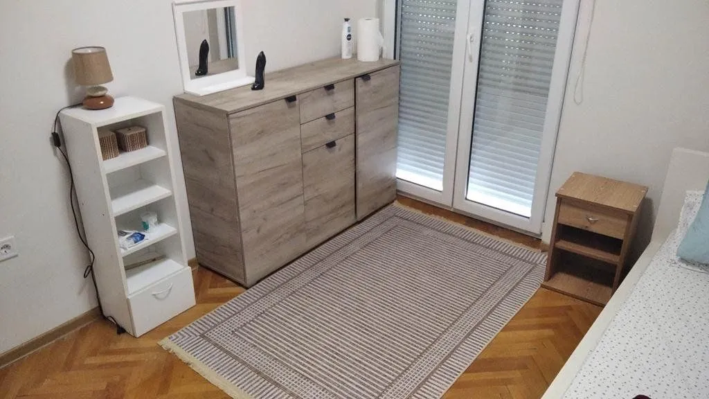 Izdavanje, dvosoban stan, 84m², Centar, Podgorica