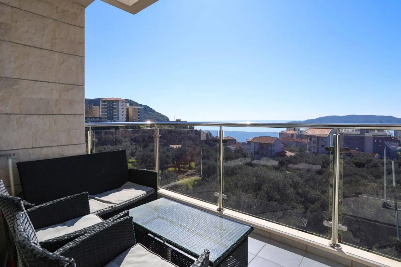 Rent, one bedroom apartment, 52m², Bečići, Budva