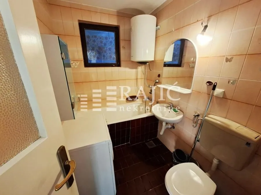 Small bathroom with sanitary ware and tiles.