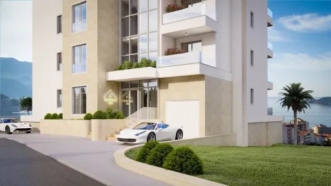 Eksterijer moderne stambene zgrade sa uređenim dvorištem i pogledom na more. - image 16