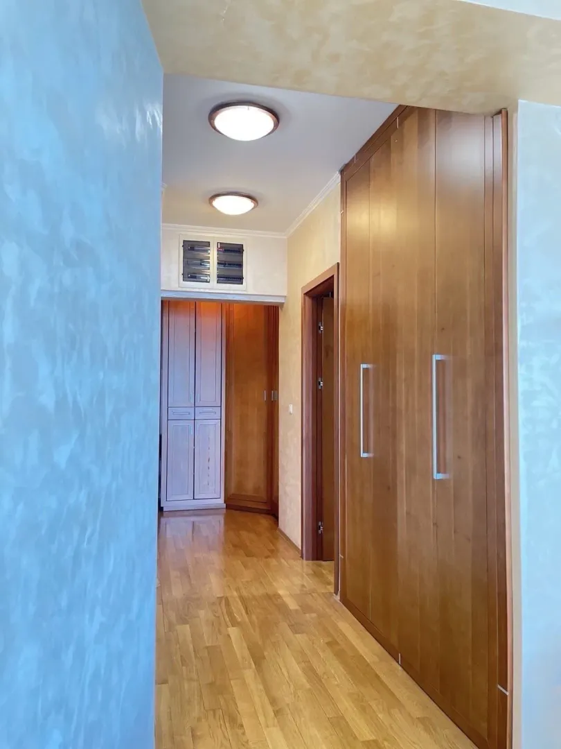 Izdavanje, trosoban stan, 100m², Centar, Podgorica