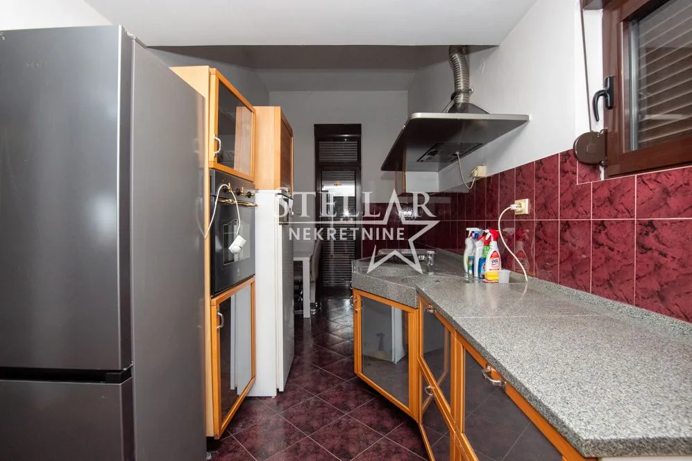 Izdavanje, kuća, 320m², Gorica C, Podgorica