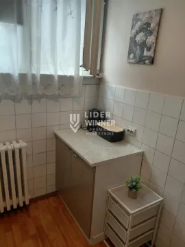 Deo kuhinje sa radnim elementom, sudoperom i aparatom za kafu pored prozora. - image 6