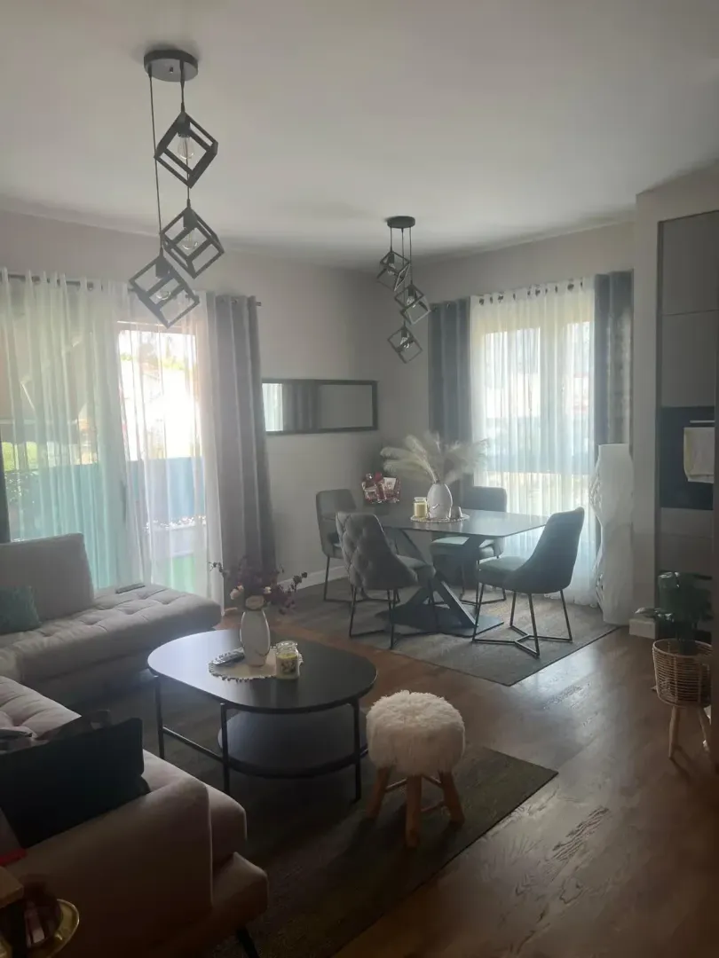 Dnevni boravak sa trpezarijom i modernim namještajem.