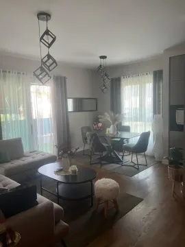 Dnevni boravak sa trpezarijom i modernim namještajem. - image 8