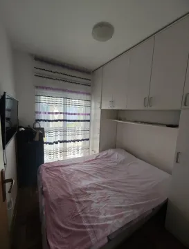 Manja spavaća soba sa bračnim krevetom i ugradnim plakarima. - image 5