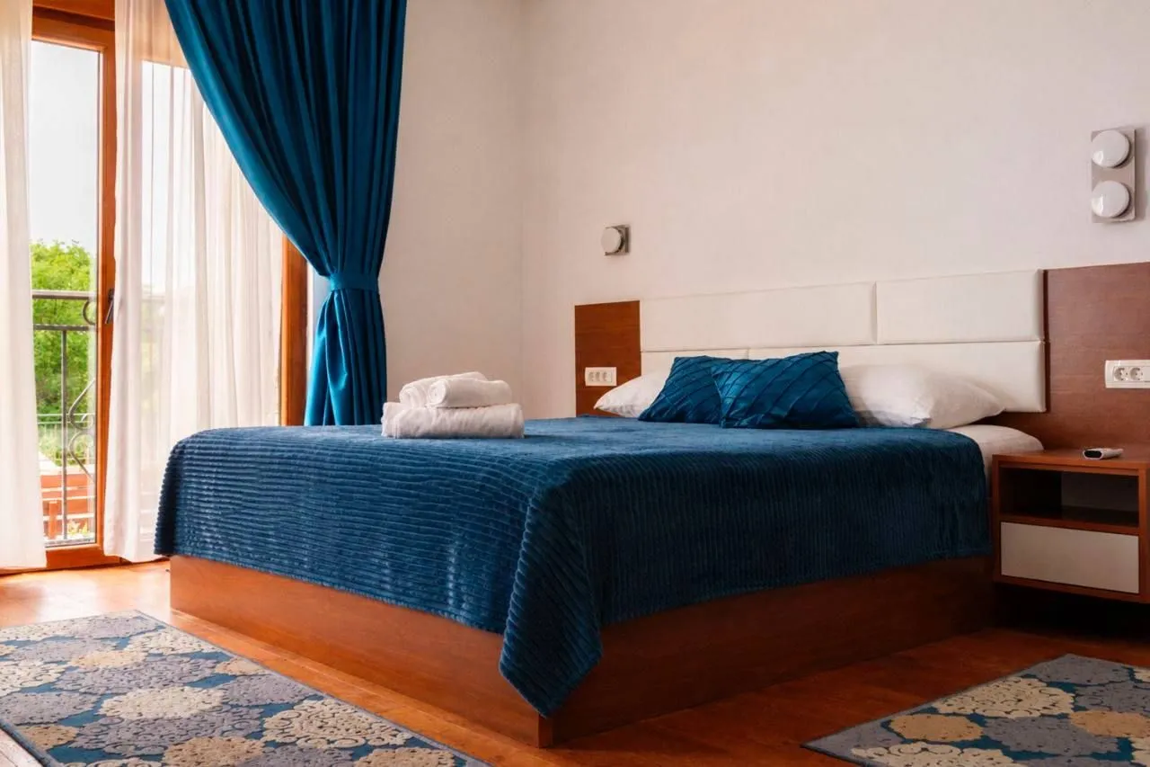 Izdavanje, četvorosoban stan, 240m², Krimovica, Kotor