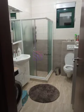 Kupatilo sa tuš kabinom, umivaonikom i toaletom. - image 14