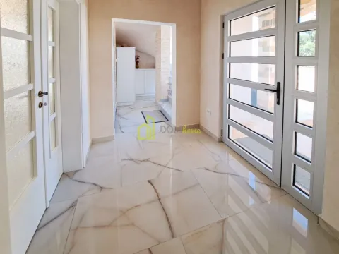 Izdavanje, kuća, 170m², Bar, Crna Gora - image 9