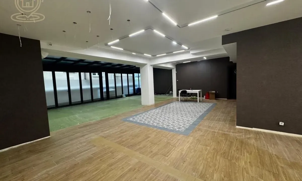 Izdavanje, poslovni prostor, 230m², Čubura, Beograd
