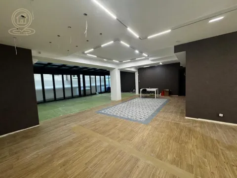 Izdavanje, poslovni prostor, 230m², Čubura, Beograd