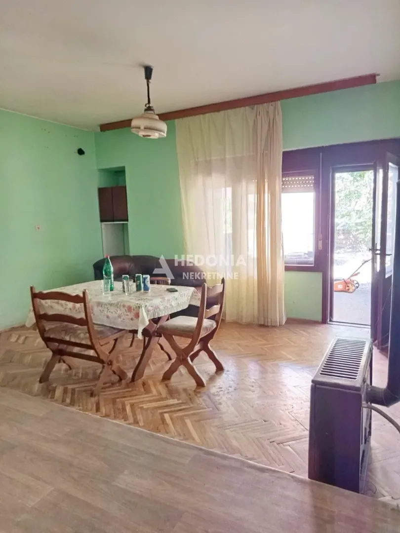 Living room with a dining table and access to the terrace.
