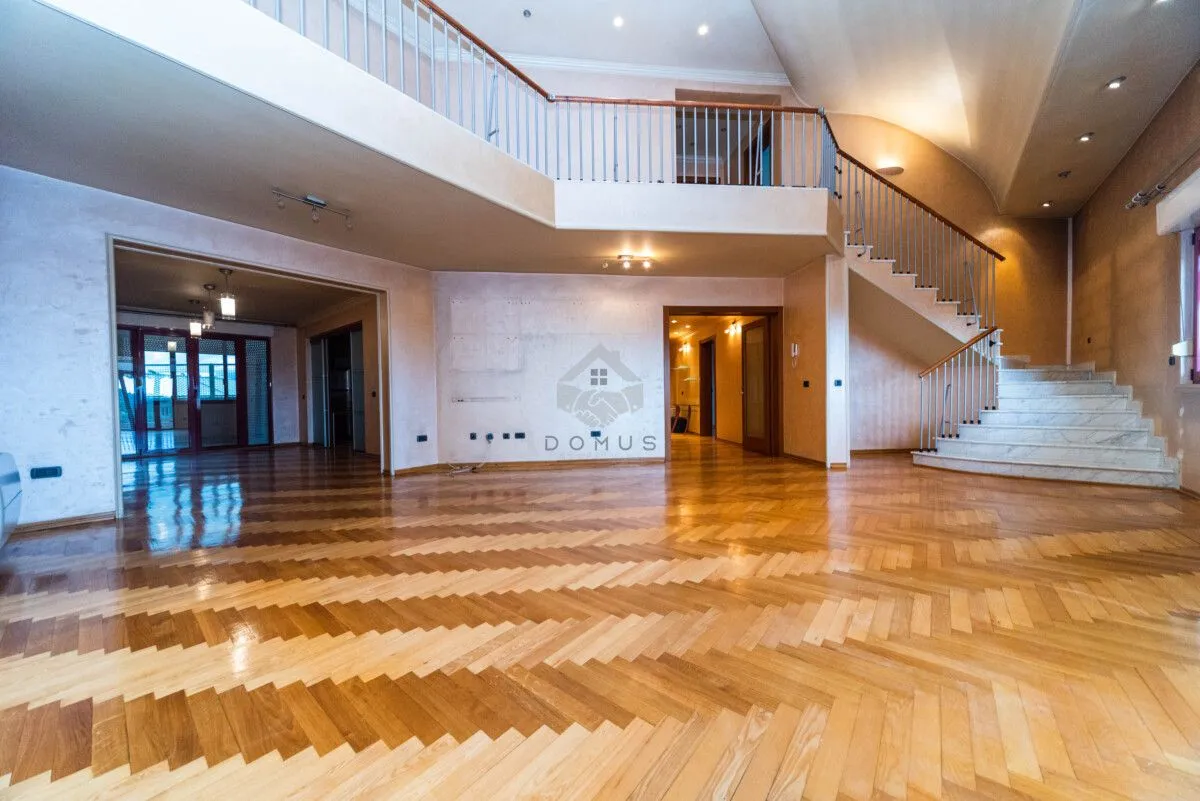 Prodaja, četvorosoban stan, 355m², Preko Morače, Podgorica