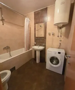 Kompaktno kupatilo opremljeno kadom, umivaonikom, wc šoljom, bojlerom i veš mašinom. - image 9