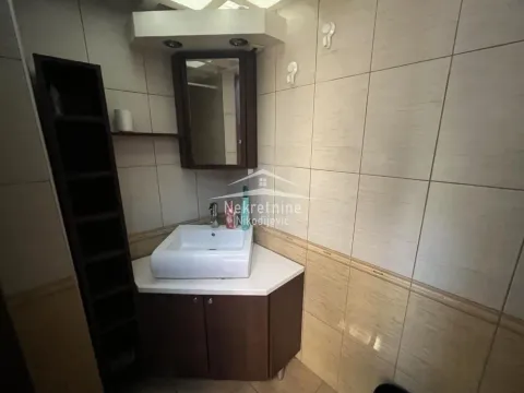 Smaller bathroom with a washbasin and cabinet. - image 9
