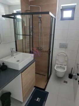 Moderno opremljeno kupatilo sa tuš kabinom, umivaonikom i wc šoljom. - image 2