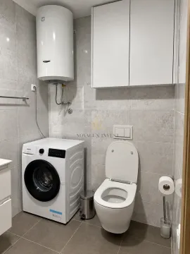 Moderne kupatilo opremljeno toaletom, veš mašinom i bojlerom. - image 8
