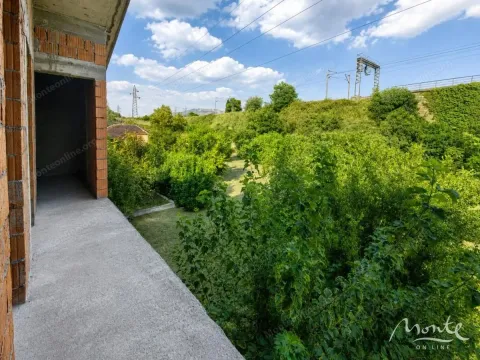 Nenamješten balkon sa pogledom na zelenilo i okolni pejzaž. - image 34