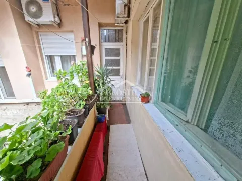 Uski balkon sa saksijama i pogledom na unutrašnje dvorište. - image 9