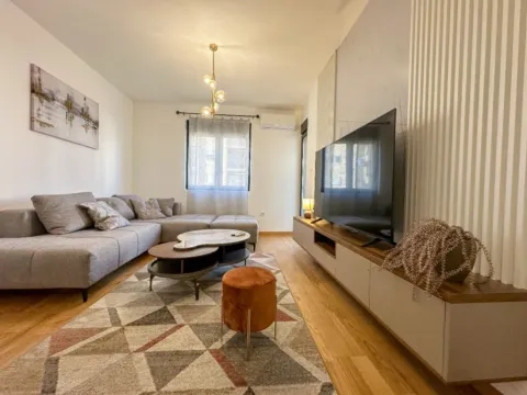 Izdavanje, jednosoban stan, 45m², City Kvart, Podgorica - image 1