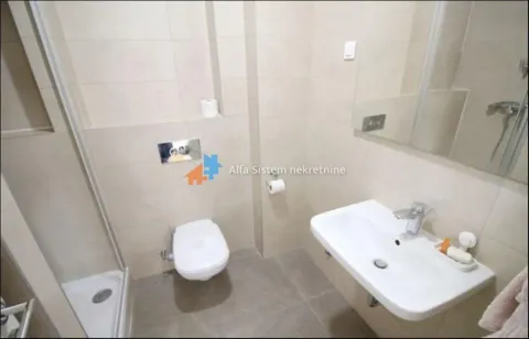 Moderno kupatilo sa tuš kabinom, umivaonikom i wc šoljom. - image 15